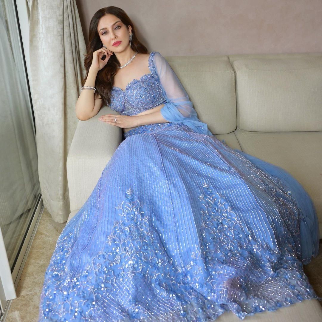 BOLLYWOOD ACTRESS SAUMYA TANDON IN BLUE LEHENGA CHOLI 5